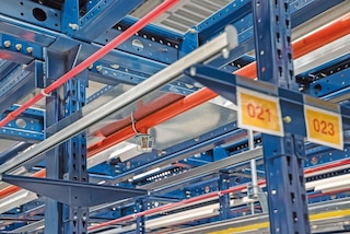 Fire sprinkler integrated in warehouse racks