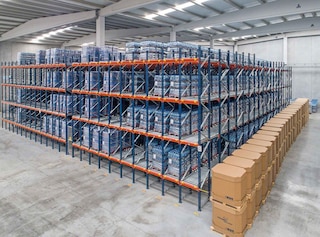 Warehouse equipped with live pallet racking systems with rollers