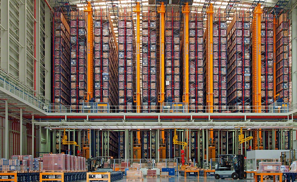 The Venis warehouse consists of ten storage aisles, with single-depth racks on both sides, where a stacker crane circulates in each