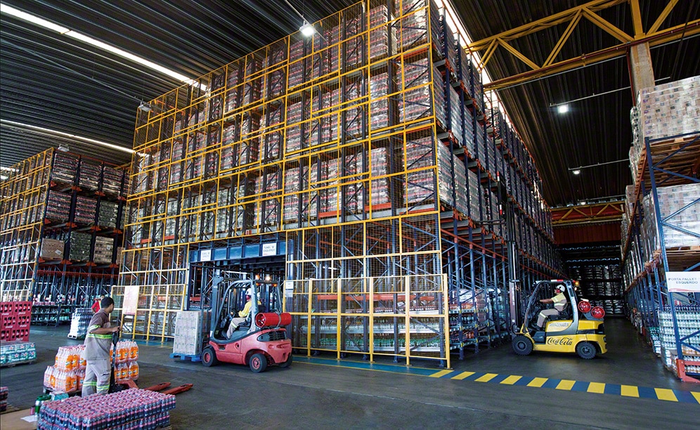 Automatic shuttle carries out pallet inputs and outputs Automatic shuttle carries out pallet inputs and outputs