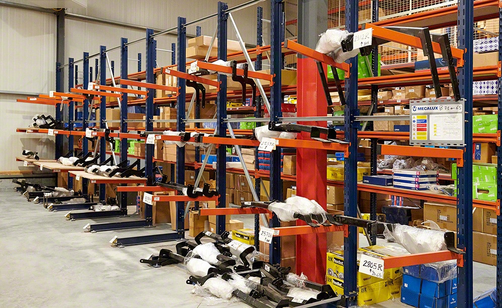 A warehouse for spare parts for cars - Mecalux.co.uk