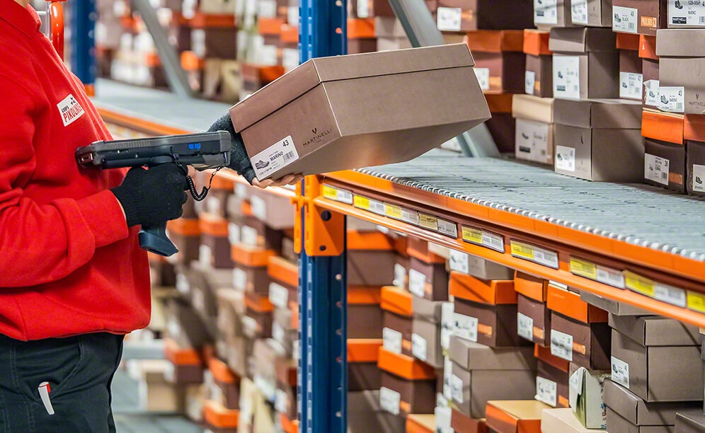 Direct access is ideal for preparing e-commerce orders for shoes