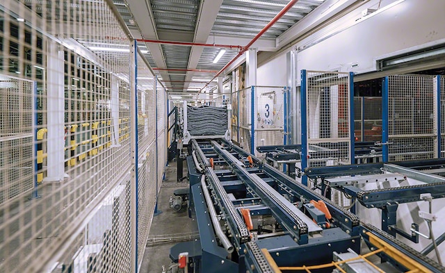 Automated clad-rack warehouse of Michelin integrated with manufacturing