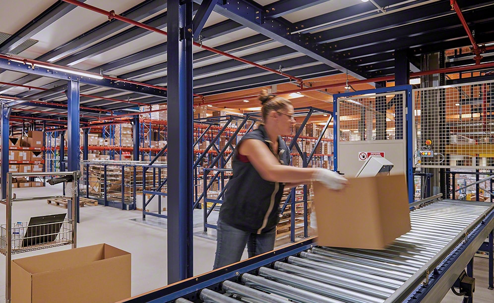 The conveyors provide a lot of speed to the flow of goods The conveyors provide a lot of speed to the flow of goods