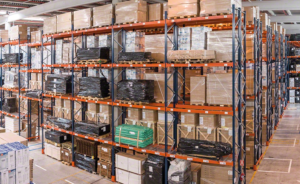 Direct access facilitates input and output of the pallets from their locations Direct access facilitates input and output of the pallets from their locations