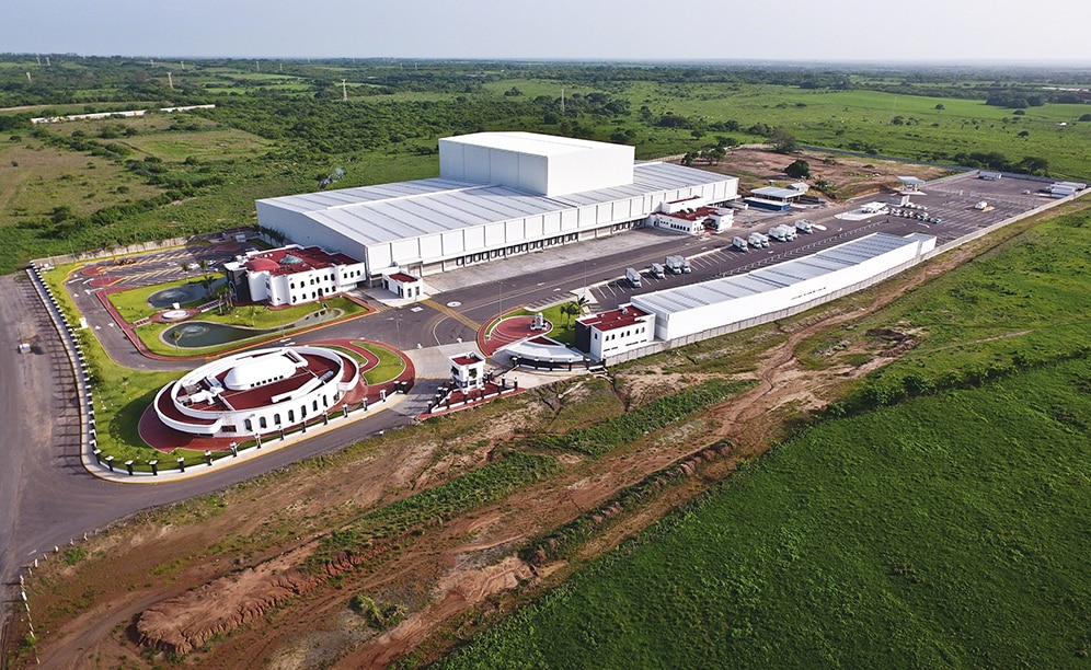 Mecalux erected an automated clad-rack warehouse on a 4,610 m² surface, which is approximately 30 m tall with a capacity for more than 28,000 pallets