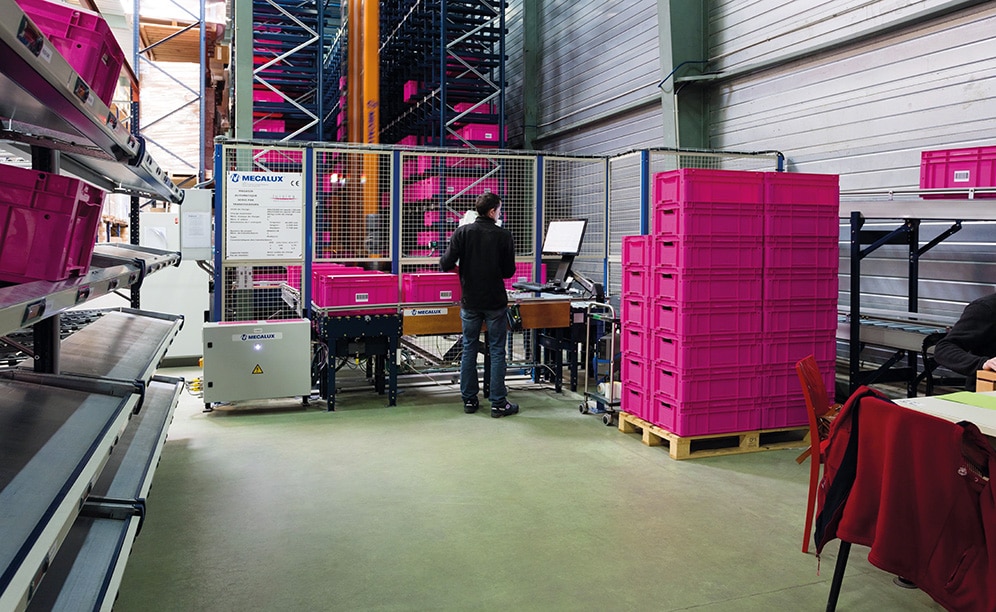 The automated miniload warehouse in SCD Luisina stores more than 4,000 boxes of medium and small-sized products