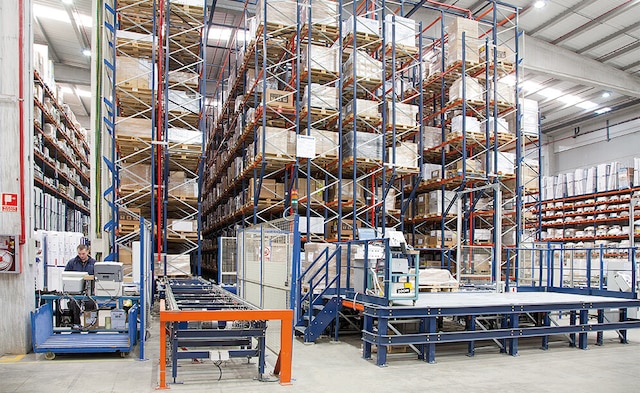 The installation at Industrias Cosmic consists of an automated warehouse with live channels and a picking station at the front, plus a conventional pallet racking warehouse