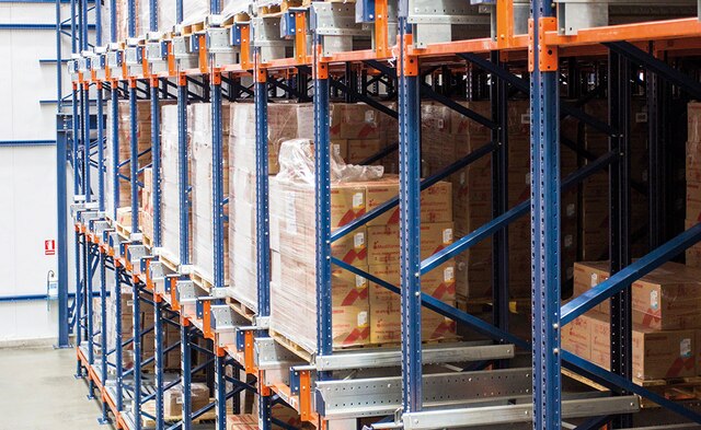 Mecalux has built a clad-rack warehouse with the semi-automatic Pallet Shuttle system for Medifarma