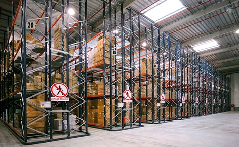 Pallet racking with wire shelves and a conveyor circuit multiply picking efficiency in a major toy manufacturer
