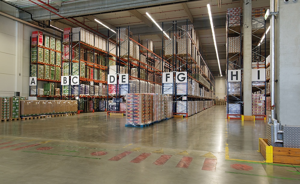 A total of 4,800 pallets is the storage capacity offered by the seven double-depth pallet racks and two single-depth ones, 9 m high and 58 m long, installed by Mecalux