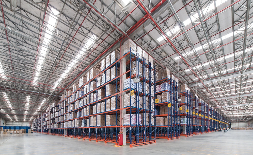 The direct access to pallets provides major flexibility when managing merchandise and order preparation