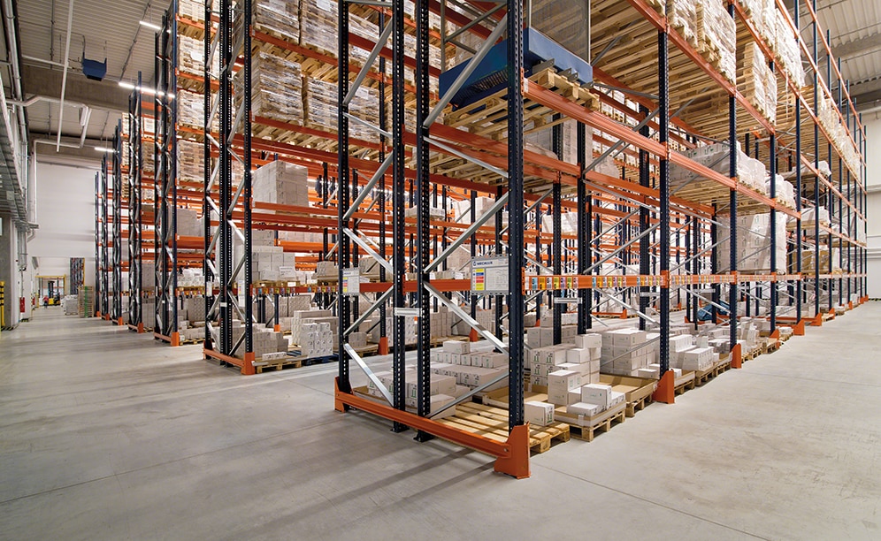 Mecalux has installed standard pallet racking, which offers direct access to the goods and has a storage capacity of 10,906 pallets