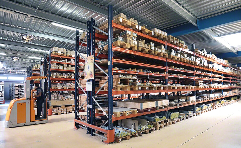 Pallet racking, drive-in pallet racks, mobile racks for pallets and picking, come together in the Société Provençale de Boulonnerie (SPB)