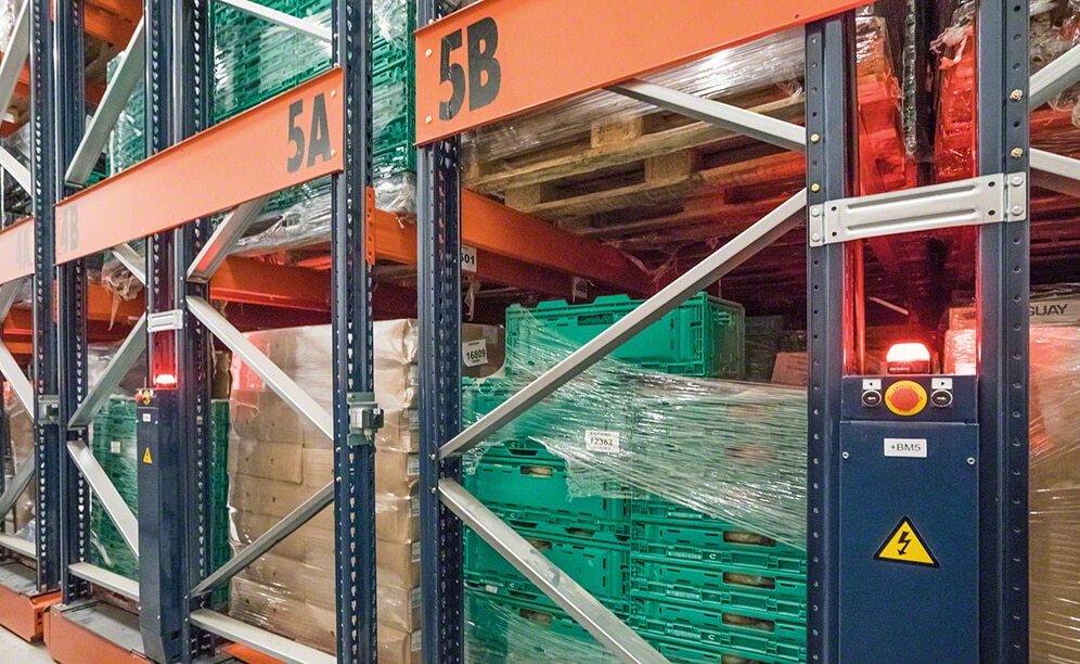 The Portuguese logistics operator, specialised in cold-storage services and transport for meat businesses, optimises its frozen storage chamber with Movirack mobile pallet racking The Portuguese logistics operator, specialised in cold-storage services and transport for meat businesses, optimises its frozen storage chamber with Movirack mobile pallet racking