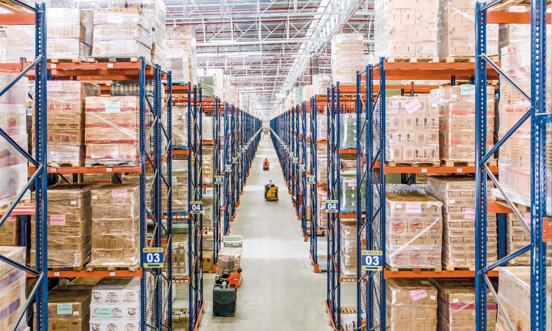Mecalux pallet racks in the warehouses of the wholesaler Atacadão Mecalux pallet racks in the warehouses of the wholesaler Atacadão