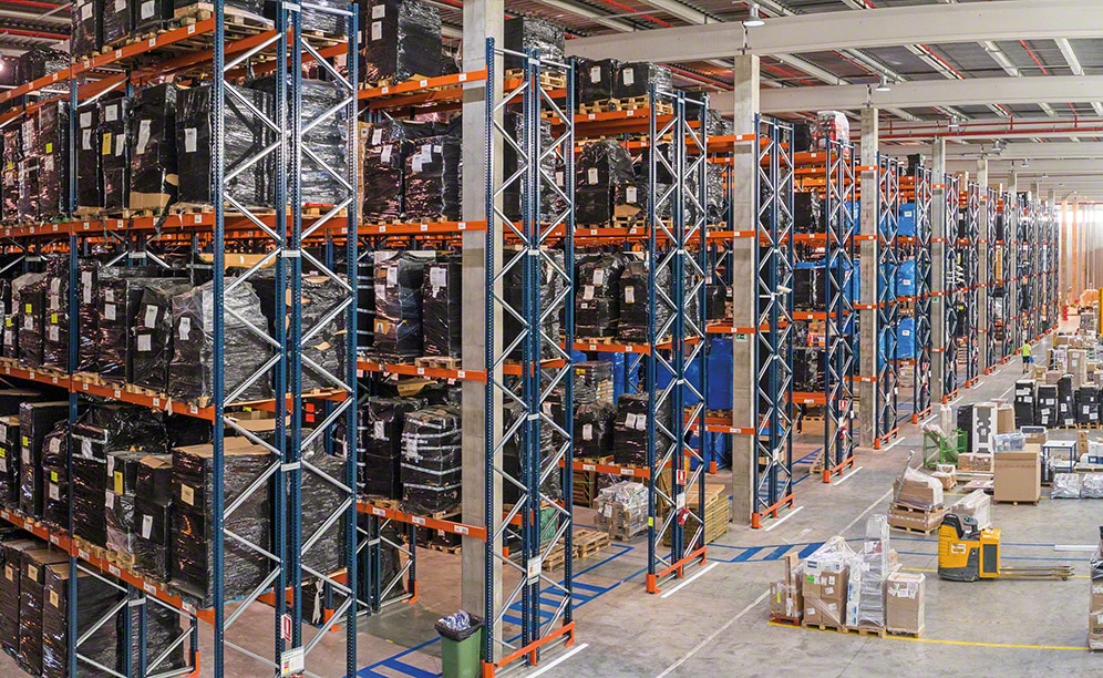 Pallet racks with capacity for more than 21,000 pallets Pallet racks with capacity for more than 21,000 pallets