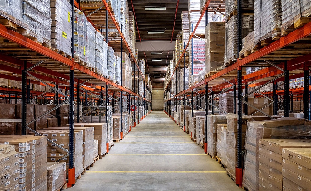 Pallet racking in the warehouse of logistics operator Dometrans in France Pallet racking in the warehouse of logistics operator Dometrans in France