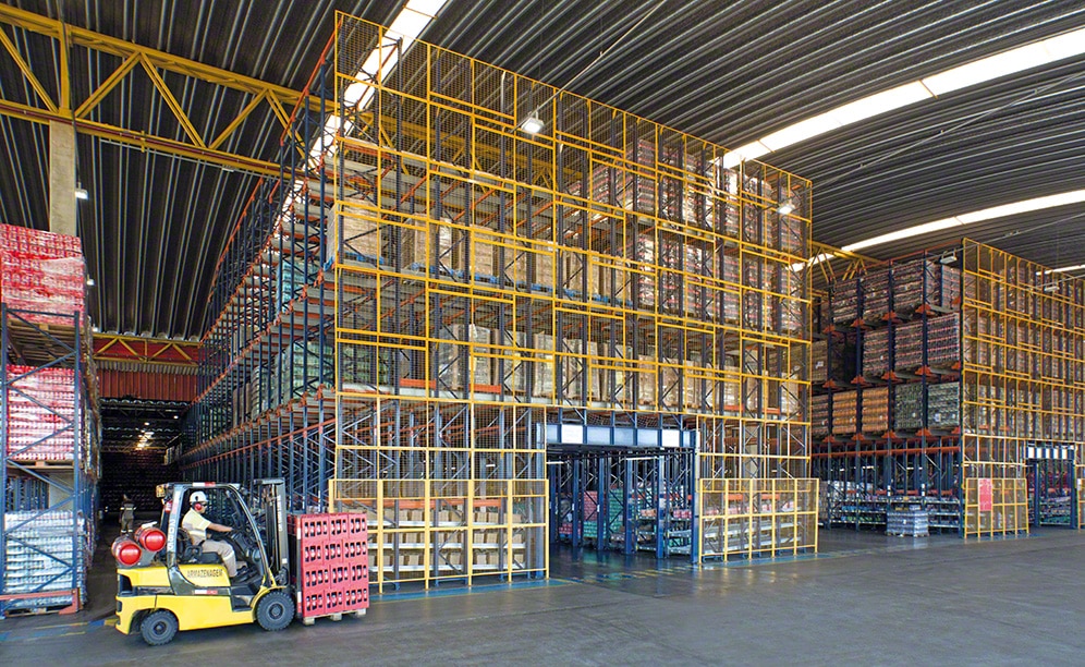 Compact racking with the semi-automatic Pallet Shuttle system Compact racking with the semi-automatic Pallet Shuttle system