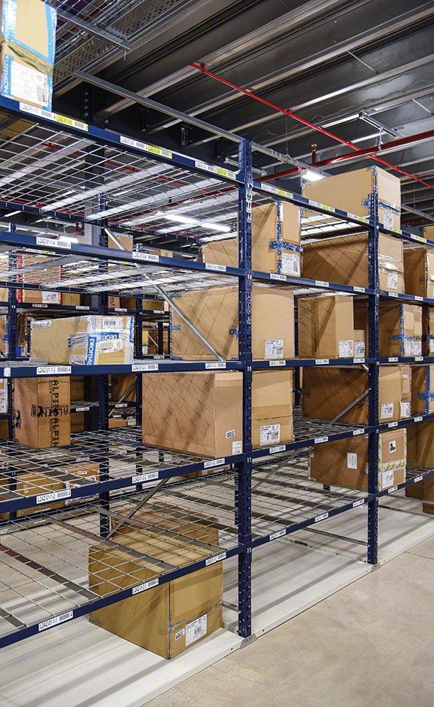 Mecalux shelving for picking at the Decathlon warehouse