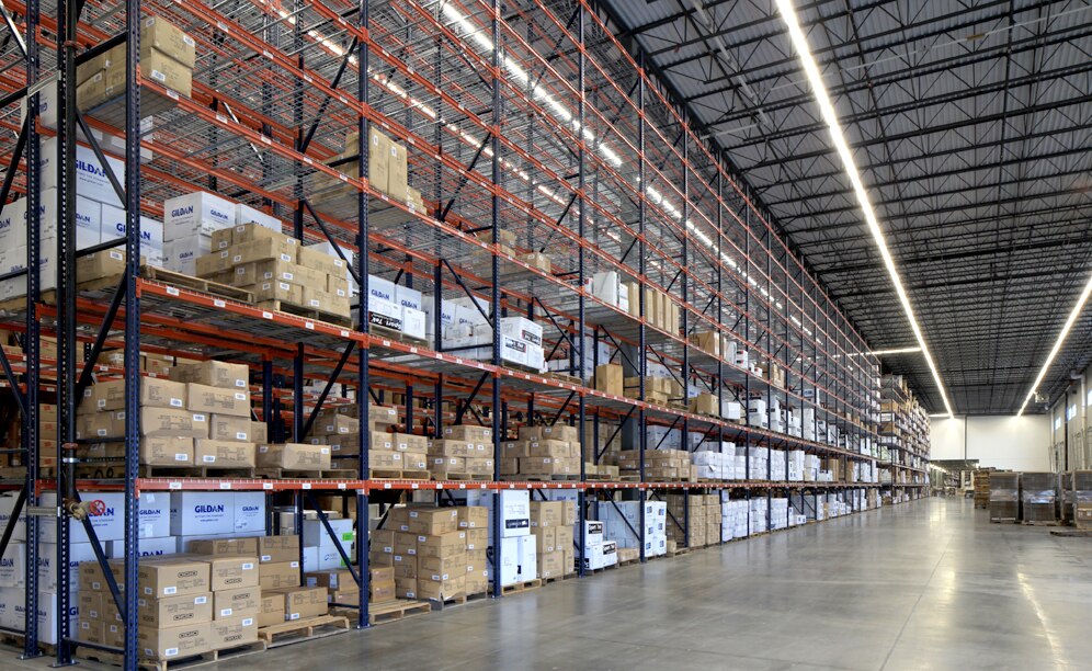 The result is a storage solution with almost 12 m high pallet racks set up to store both pallets and boxes on mesh shelves