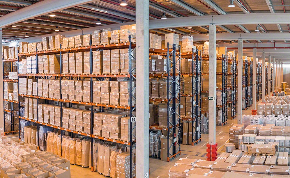 The two warehouses have a wide reception and dispatch area The two warehouses have a wide reception and dispatch area