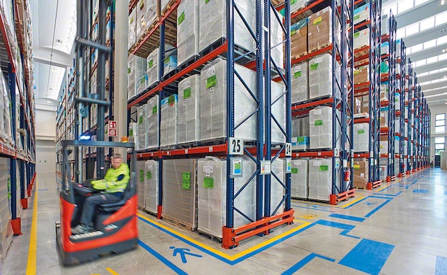 Medical and pharmaceutical product warehouse 