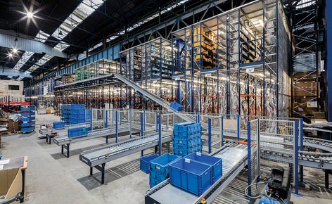 Picking shelves with walkways and a complete conveyor circuit boost e-commerce sales of a spare parts distributor to the automotive sector Picking shelves with walkways and a complete conveyor circuit boost e-commerce sales of a spare parts distributor to the automotive sector