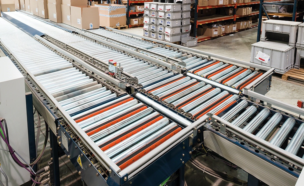 Five picking stations are installed, four of them grouped together –one in front of the other–, separated by the main conveyor circulating in the centre