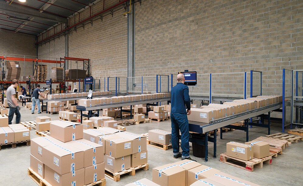 In the dispatch area, orders are automatically classified into five channels located in front of the loading docks