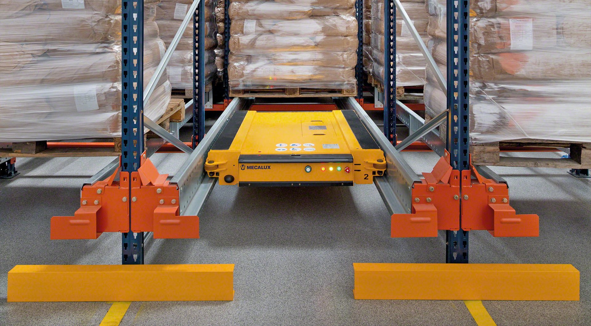 Pallet shuttles store