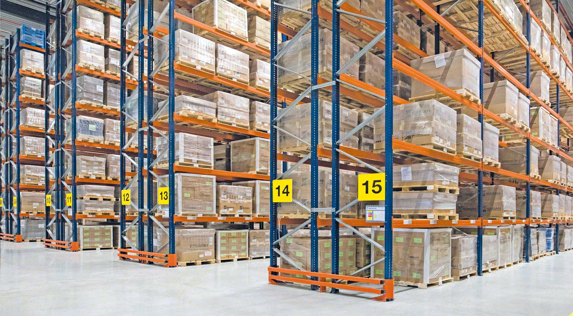 Conventional Pallet Racking Wide Aisle Pallet Racking Mecalux.co.uk