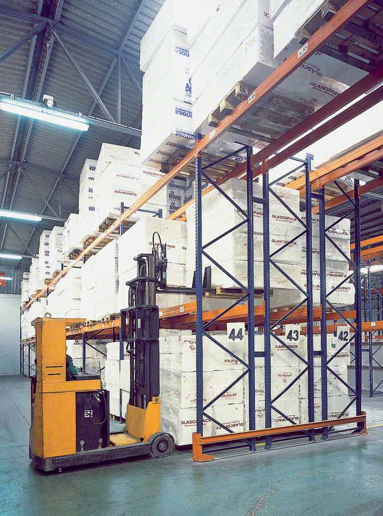 Logistics operator with double deep racks