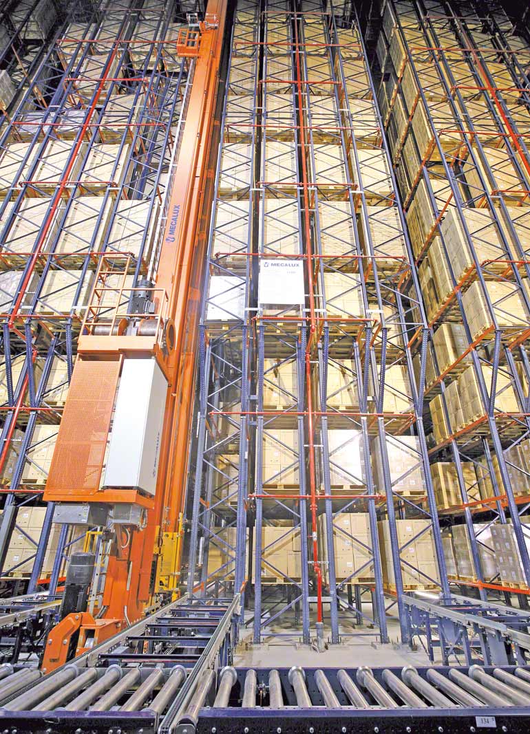 Rack-supported warehouse for the pharmaceutical sector