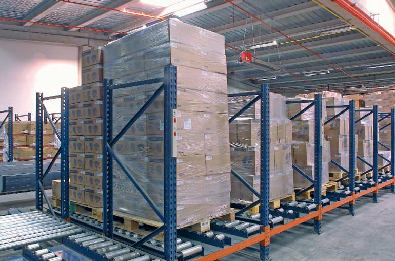 Pallet distribution on pallet flow racks