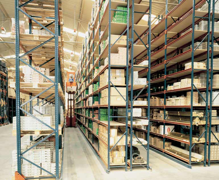 Warehouse for loose boxes on racking units with order pickers.