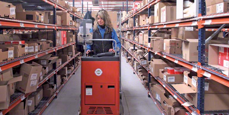 OOperator carrying out picking tasks with a order picker machine.