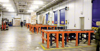 Dock with intermediate platform in a cold storage installation.