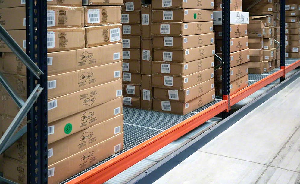 Long span mesh shelves allow for an increased storage capacity and let the operator step up onto the shelf to reach the boxes located in the second and third positions Long span mesh shelves allow for an increased storage capacity and let the operator step up onto the shelf to reach the boxes located in the second and third positions