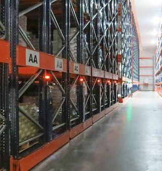 Frozen storage chamber in South Africa features Movirack mobile pallet racks by Mecalux Frozen storage chamber in South Africa features Movirack mobile pallet racks by Mecalux