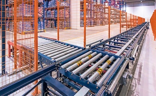 High throughput and automated goods handling with pallet conveyors High throughput and automated goods handling with pallet conveyors