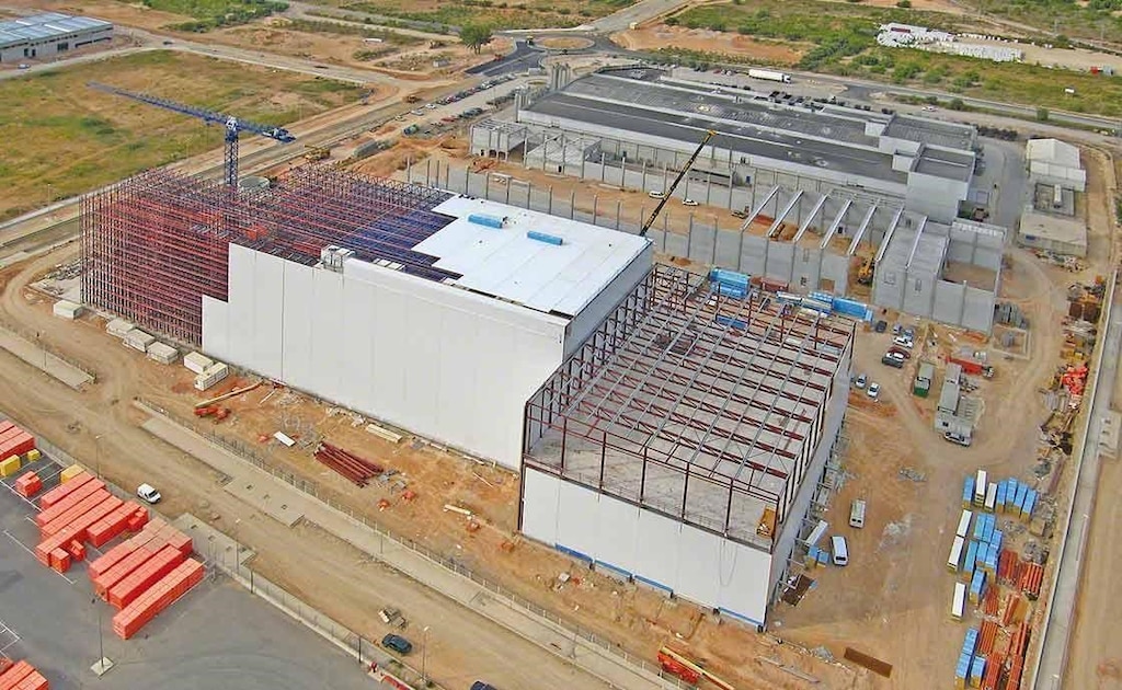 Warehouse construction with integral rack-supported systems, prepared to withstand earthquakes or strong gusting wind. Warehouse construction with integral rack-supported systems, prepared to withstand earthquakes or strong gusting wind.
