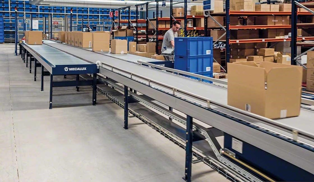 The conveyors allow safer, more ergonomic picking work in the Cofan warehouse. The conveyors allow safer, more ergonomic picking work in the Cofan warehouse.