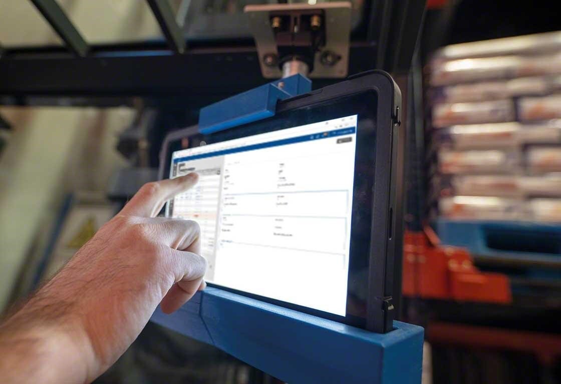 Mecalux can install both the Easy WMS (with on-premise or SaaS) and the necessary hardware.