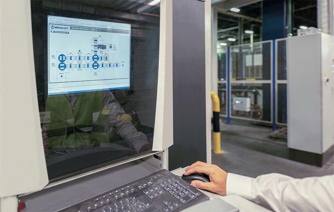 Chaotic warehousing management of locations is controlled by a WMS.