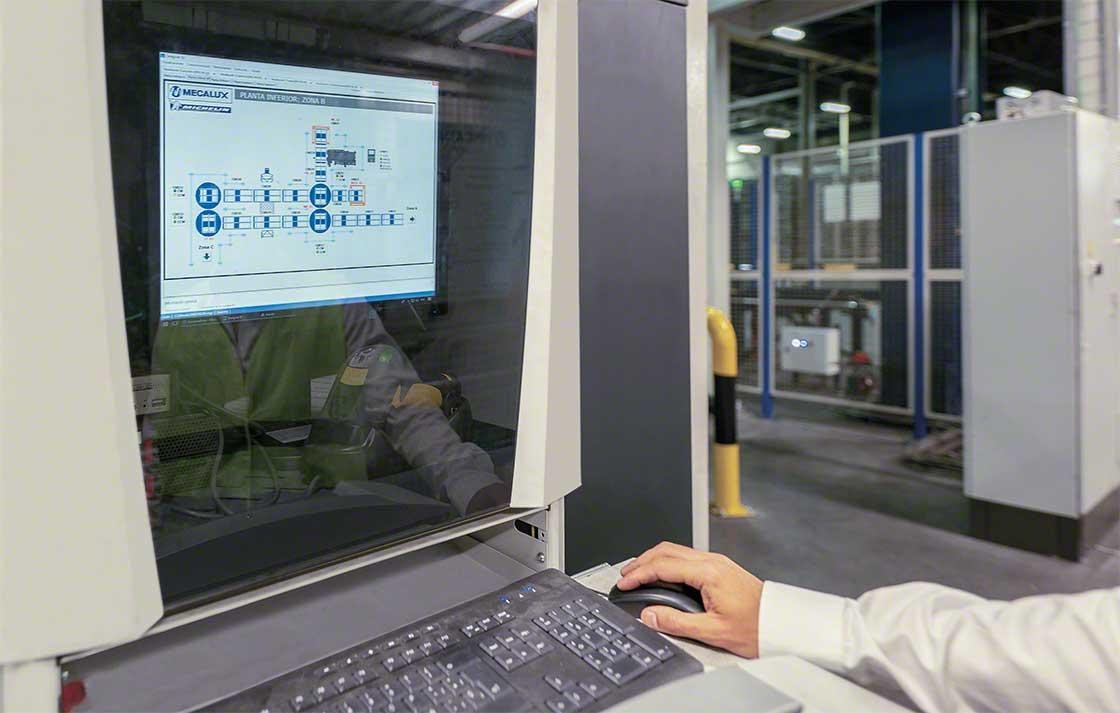 Chaotic warehousing management of locations is controlled by a WMS.