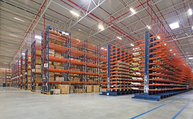Mecalux has provided conventional and cantilever racking for voluminous and heavy products Mecalux has provided conventional and cantilever racking for voluminous and heavy products
