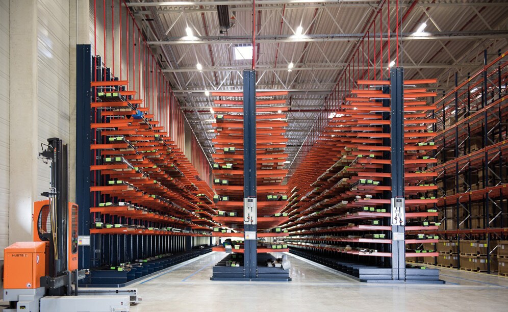 The cantilever racks are 8 m high and designed to lodge the very long load units