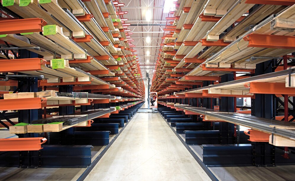 The overhanging arms attached to the columns, can be readjusted to the future logistics requirements of the warehouse