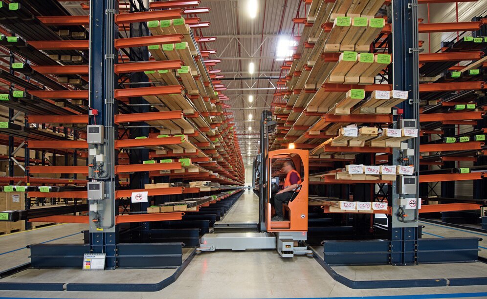 The four-way side lifter forklift is designed to circulate around the interior of narrow aisles transporting materials that are more than 5 m long